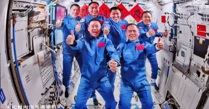 মহাকাশে রান্নার যুগ: চীনা নভোচারীরা ওভেনে তৈরি করলেন চিকেন উইংস ও স্টেক