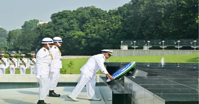 ঢাকায় শিখা অনির্বাণে শ্রদ্ধা নিবেদন করলেন পাকিস্তানের নৌপ্রধান নাভিদ আশরাফ