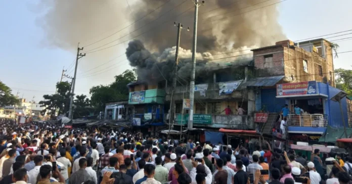 উখিয়ায় কিচেন মার্কেটে আগুনে ব্যবসায়ী নিহত, ৫০টির বেশি দোকান ক্ষতিগ্রস্ত