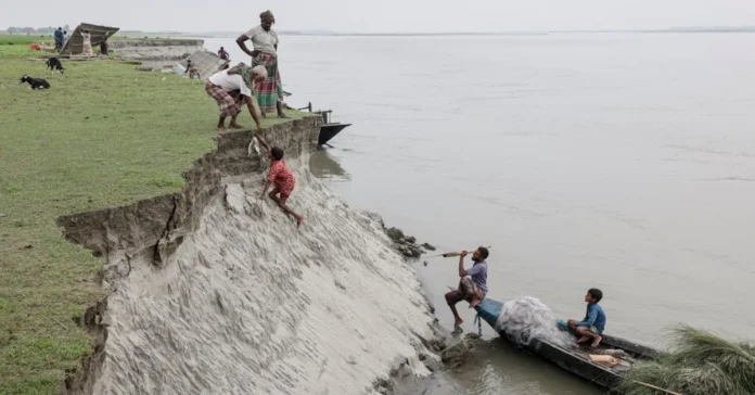 নদীভাঙন ও জলবায়ু পরিবর্তন: নিঃস্ব হচ্ছে বাংলাদেশের চরের মানুষ