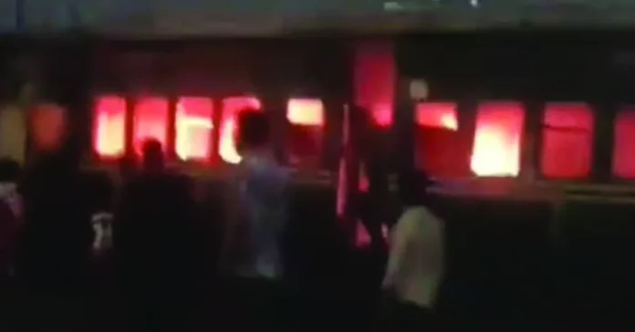 তেজগাঁও রেলস্টেশনের বাইরে ট্রেনে অগ্নিসংযোগ, দুইজন আটক