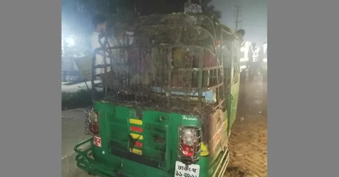 সিদ্ধিরগঞ্জে যুব উন্নয়ন অধিদপ্তরের সামনে সিএনজি অটোরিকশায় আগুন, তদন্তে পুলিশ