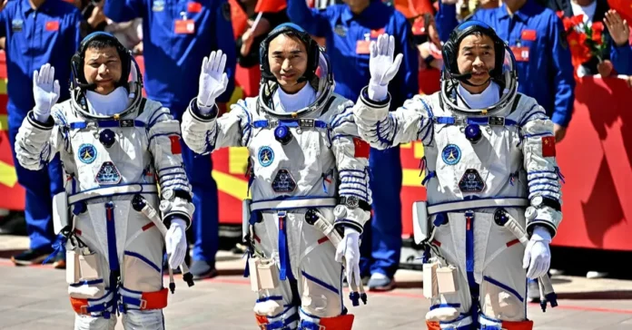 শেনঝৌ ২১ ব্যবহার করে ৯ দিন দেরিতে ফিরলেন ৩ চীনা নভোচারী, স্পেস ডেব্রিসে শেনঝৌ ২০ ক্ষতিগ্রস্ত