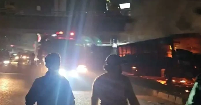 রামপুরায় ভিক্টোরিয়া পরিবহনের বাসে আগুন, বিটিভি গেটের সামনে অগ্নিসংযোগে ফায়ার সার্ভিসের তৎপরতা