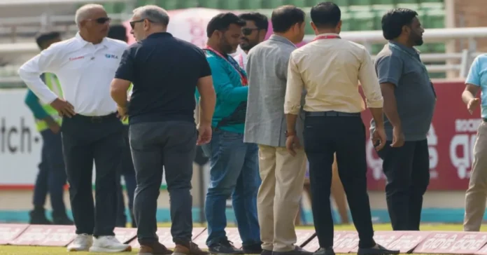 ঢাকায় ভূমিকম্পে মিরপুর টেস্ট থেমে যায় কয়েক মিনিট