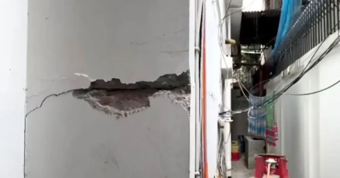 নরায়ণগঞ্জে ভূমিকম্পে ৫০টির বেশি ভবনে ফাটল ও হেলে পড়া, আতঙ্কে ৭ জন অসুস্থ