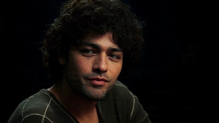 স্টারবাকসের বিজ্ঞাপনে আদ্রিয়ান গ্রেনিয়ার।