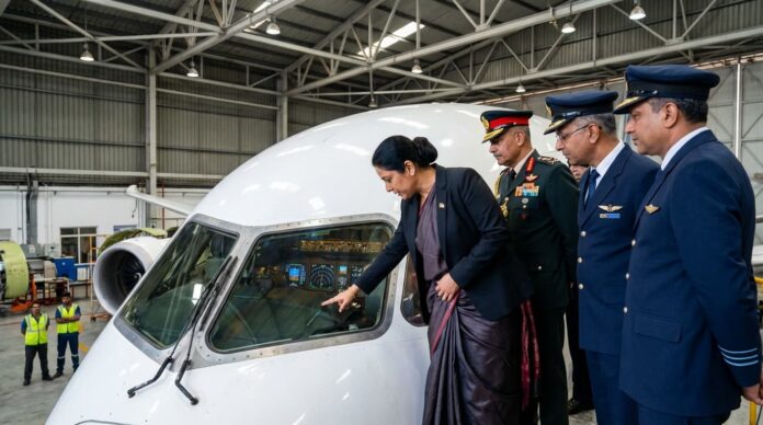 বিমানের হ্যাঙ্গারে বোয়িং ৭৮৭-৯ উড়োজাহাজের ককপিট পরিদর্শন করছেন বিমানমন্ত্রী আফরোজা খানম রিতা।