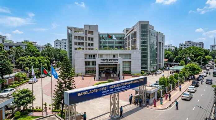 ঢাকার সেগুনবাগিচায় পররাষ্ট্র মন্ত্রণালয় ভবনের সামনে কূটনৈতিক সংস্কারের চিত্র।