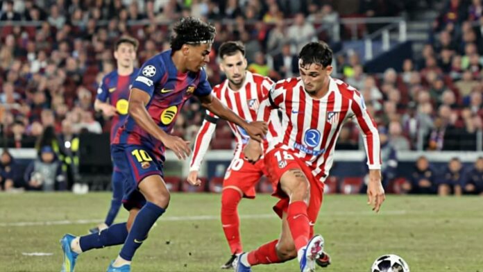 অ্যাটলেটিকোর বিপক্ষে হ্যান্ডবলের দাবিতে রেফারির সাথে তর্কে লিপ্ত বার্সেলোনা খেলোয়াড়রা।