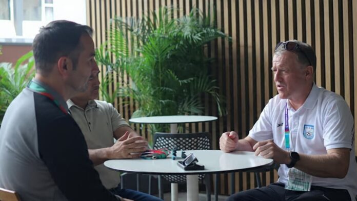 সাফ জয়ী বাংলাদেশ নারী ফুটবল দলের খেলোয়াড়রা।