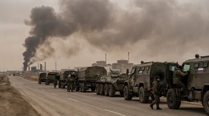 ইরানের বুশেহর পারমাণবিক বিদ্যুৎ কেন্দ্রের কাছে হামলার পর ধোঁয়ার কুণ্ডলী।