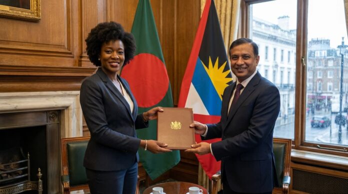 লন্ডনে বাংলাদেশের ভারপ্রাপ্ত হাইকমিশনারের কাছে কমনওয়েলথ সম্মেলনের আমন্ত্রণপত্র হস্তান্তরের দৃশ্য।