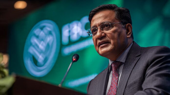 বাণিজ্য মন্ত্রণালয়ে ব্যবসায়ী নেতাদের সাথে বৈঠক করছেন মন্ত্রী খন্দকার আব্দুল মুক্তাদির।