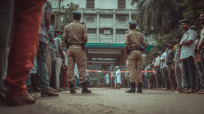ঢাকা মেডিকেলের জরুরি বিভাগের সামনে উত্তেজনা ও পুলিশ মোতায়েন।
