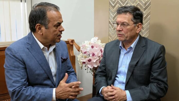 মরিশাসের বালাক্লাভায় দ্বিপাক্ষিক বৈঠকে ড. খলিলুর রহমান এবং ধনঞ্জয় রামফুল।