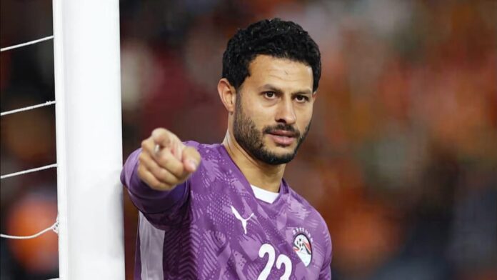 আল-আহলি গোলরক্ষক মোহাম্মদ এল-শেনাউয়ি এবং রেফারির মধ্যকার তর্কের মুহূর্ত।