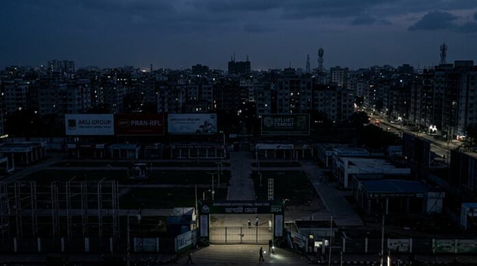 রাত ৭টার পর রাজধানীর মেলা ও বিলবোর্ডের বাতি বন্ধ রাখার দৃশ্য।