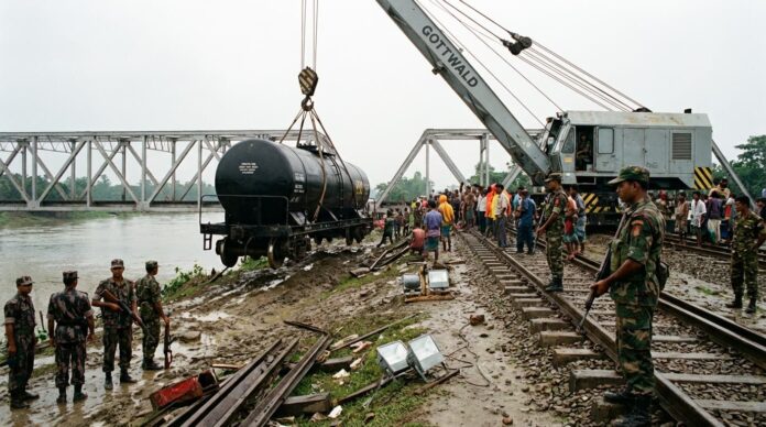হবিগঞ্জে তেলবাহী ট্রেন দুর্ঘটনার পর উদ্ধার অভিযানের একটি প্রতীকী চিত্র।