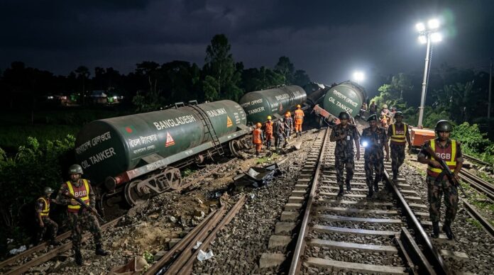 হবিগঞ্জে তেলবাহী ট্রেন লাইনচ্যুত হওয়ার পর বিজিবির উদ্ধার অভিযানের একটি প্রতীকী চিত্র।