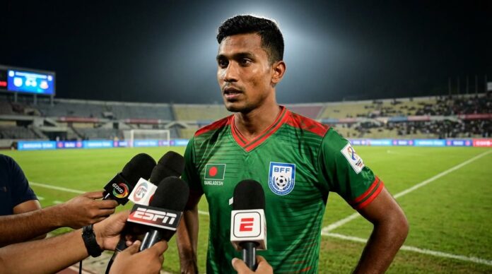 বাংলাদেশ জাতীয় দলের জার্সিতে সাক্ষাৎকার দিচ্ছেন হামজা চৌধুরী।