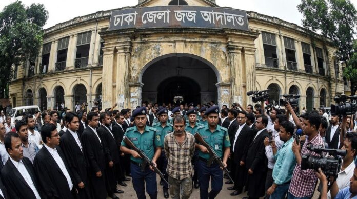 যশোর আদালত চত্বরে বিচারকের বিরুদ্ধে মামলা করার পর বাদি গ্রেফতারের দৃশ্য।