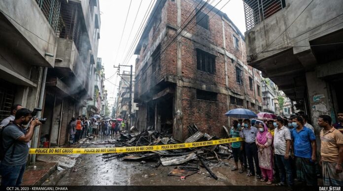 কেরানীগঞ্জের কদমতলীতে অগ্নিকাণ্ডে ক্ষতিগ্রস্ত অবৈধ লাইটার কারখানা।