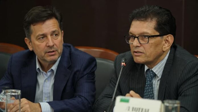 মরিশাসে ভারত মহাসাগরীয় সম্মেলনে পররাষ্ট্রমন্ত্রী খলিলুর রহমান ও এস জয়শঙ্কর।