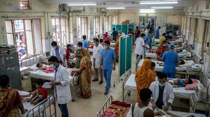 হাসপাতালে হামে আক্রান্ত শিশুদের চিকিৎসা দিচ্ছেন চিকিৎসকরা।