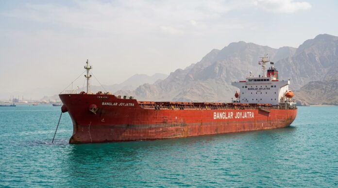 হরমুজ প্রণালীর কাছে আরব আমিরাত উপকূলে নোঙর করে আছে বাংলাদেশি জাহাজ বাংলার জয়যাত্রা।