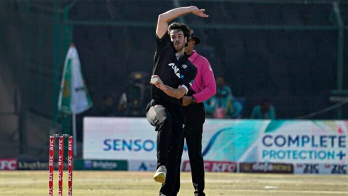 নিউজিল্যান্ড ক্রিকেট দলের পেস বোলার বোলিং করছেন।