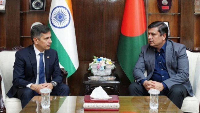 প্রধানমন্ত্রীর প্রতিরক্ষা উপদেষ্টার সাথে সৌজন্য সাক্ষাৎ করছেন ভারতীয় হাইকমিশনার প্রণয় ভার্মা।