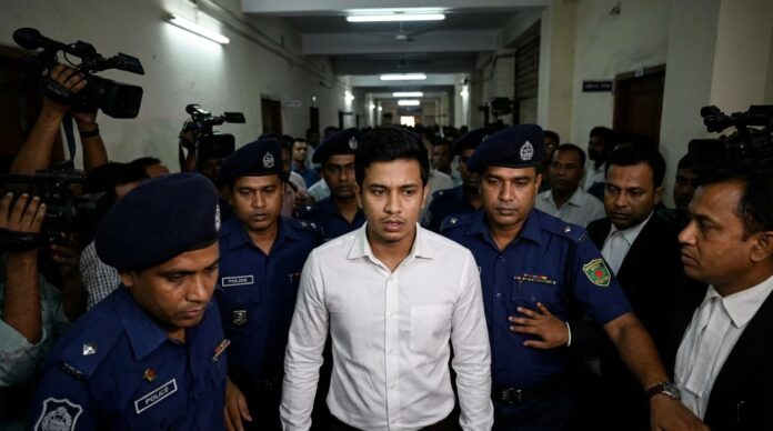 আদালতে হাজিরা দেওয়ার সময় কন্টেন্ট ক্রিয়েটর আরএস ফাহিম চৌধুরী।