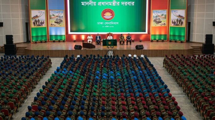 ঢাকা সেনানিবাসের দরবার হলে সশস্ত্র বাহিনীর উদ্দেশে বক্তব্য রাখছেন প্রধানমন্ত্রী তারেক রহমান।