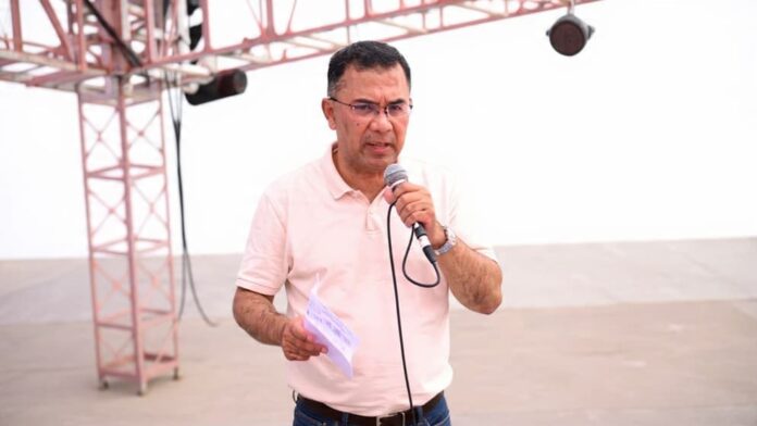 টাঙ্গাইলে কৃষকের হাতে ‘কৃষক কার্ড’ তুলে দিচ্ছেন প্রধানমন্ত্রী তারেক রহমান।