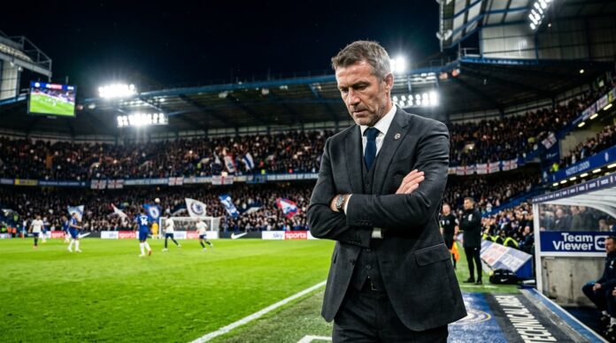 ওয়েম্বলি স্টেডিয়ামে ম্যাচের সময় চিন্তিত ইংল্যান্ড কোচ টমাস টুখেলের একটি প্রতীকী চিত্র।