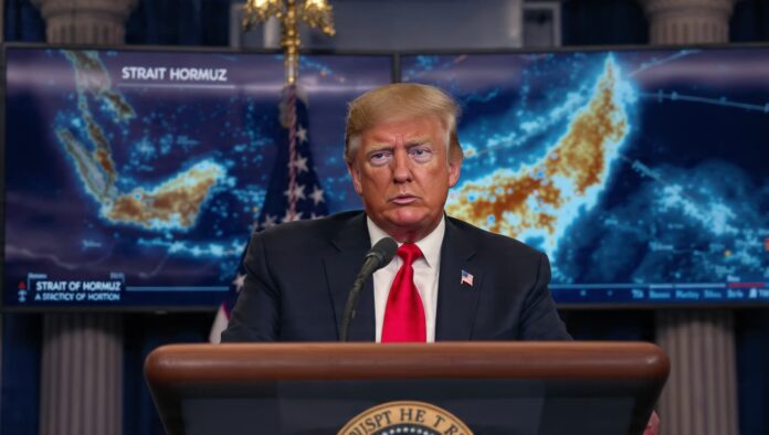 হোয়াইট হাউসে সংবাদ সম্মেলনে ইরানের বিষয়ে বক্তব্য দিচ্ছেন ডোনাল্ড ট্রাম্প।