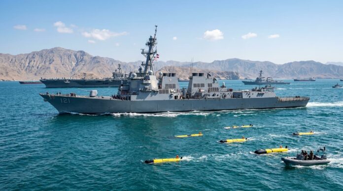 হরমুজ প্রণালীতে মাইন অপসারণ অভিযানে মার্কিন রণতরী ইউএসএস ফ্র্যাঙ্ক পিটারসন।