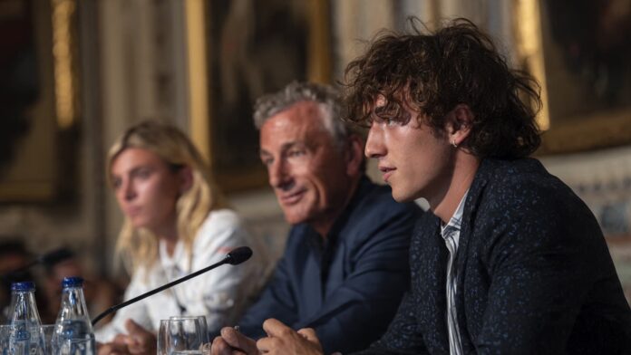 ভ্যাটিকান ও ট্রাম্পের মধ্যকার দ্বৈরথের প্রতীকী চিত্র।