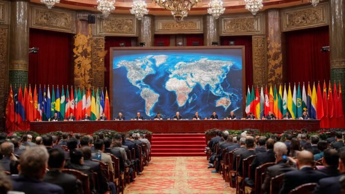 বেইজিংয়ে আন্তর্জাতিক সংকটে চীনের ভূমিকা নিয়ে বক্তব্য দিচ্ছেন শি জিনপিং।